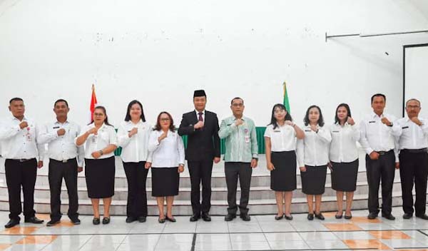 Bupati Humbang Hasundutan Dr Oloan Paniaran Nababan SH MH foto bersama dengan 10 pejabat administrator dan pengawas usai dilantik, Kamis (27/3/2025), di Pendopo Bukit Inspirasi.