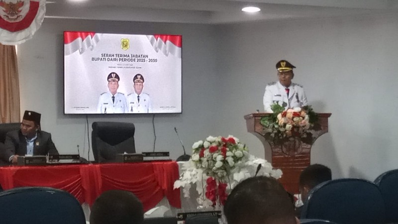 Bupati Dairi Vickner Sinaga menyampaikan pidato perdananya pada rapat paripurna istimewa DPRD Dairi, Senin (3/3/2025).
