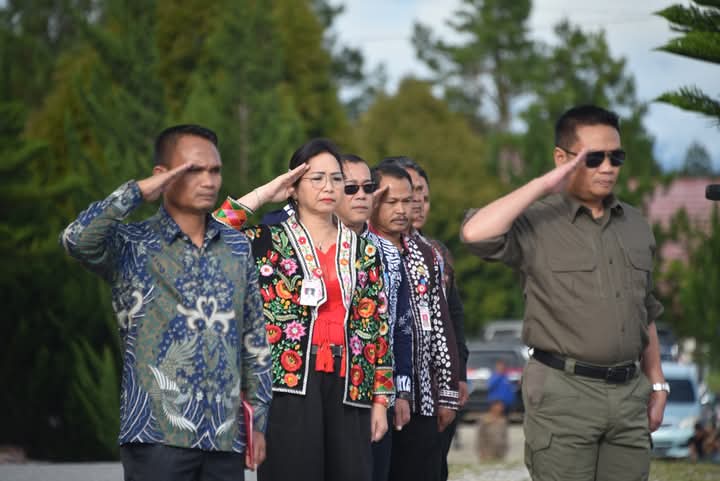 Bupati Humbang Hasundutan Dr Oloan P Nababan SH MH saat memimpin apel gabungan tenaga non ASN.