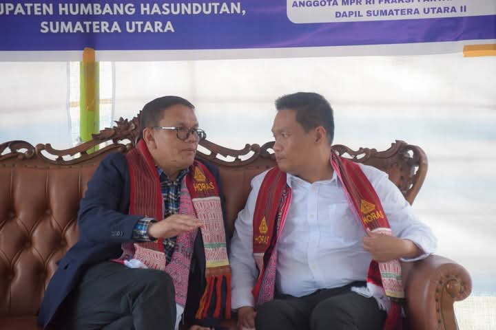 Anggota DPR RI Drs. Sabam Sinaga dan Bupati Humbahas Dr Oloan Paniaran Nababan, SH, MH