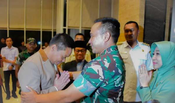 Bupati Humbahas Oloan Paniaran Nababan saat menyambut kunjungan kerja Pangdam I/BB Mayjen TNI Rio Firdianto.