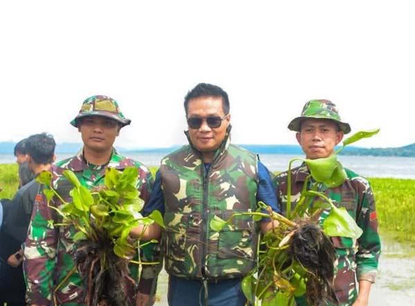 Bupati Humbahas Oloan Paniaran Nababan dalam kegiatan pembersihan eceng gondok, di Pantai Landai Desa Lumban Gaol Balige.