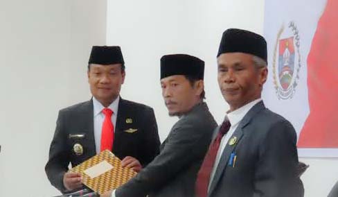 Ketua DPRD Humbahas Parulian Simamora didampingi Wakil Ketua DPRD Marsono Simamora, menyampaikan rekomendasi terhadap LKPj TA 2024 diterima Bupati Humbahas Oloan Paniaran Nababan.