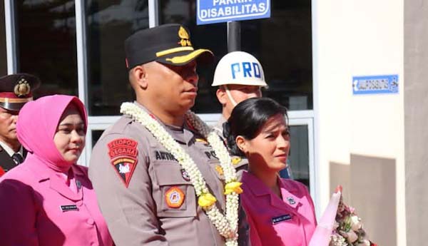 AKBP Arthur Sameaputty SIK beserta istri tiba di Mapolres Humbahas , Jumat (25/4/2025).