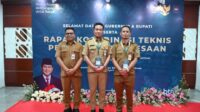 Bupati Humbahas Oloan Paniaran Nababan bersama Kadis Perkim Anggiat Simanullang menghadiri rapat koordinasi teknis perumahan pedesaan.