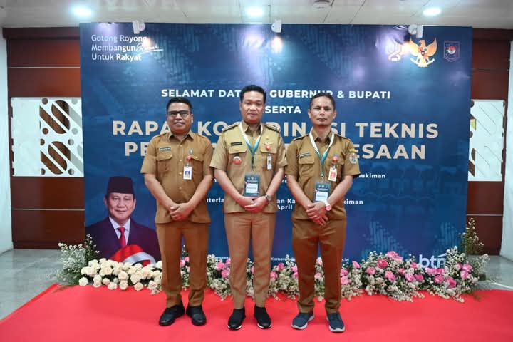 Bupati Humbahas Oloan Paniaran Nababan bersama Kadis Perkim Anggiat Simanullang menghadiri rapat koordinasi teknis perumahan pedesaan.