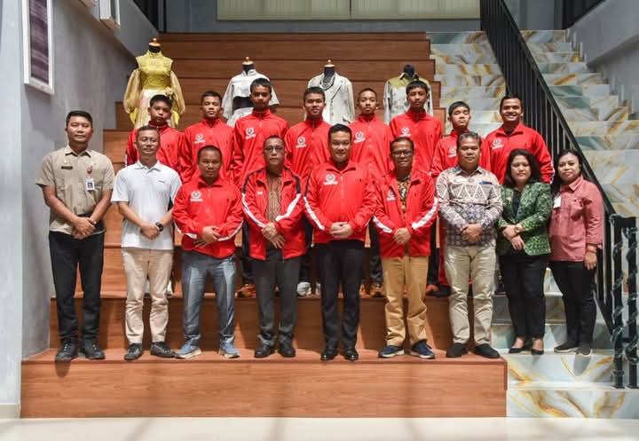 Bupati Humbahas Oloan Paniaran Nababan foto bersama kontingan asal Humbahas yang mengikuti seleksi Sentra Pembinaan Olahragawan Berbakat Daerah/Nasional (SPOBDA/SPOBNAS).