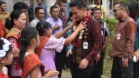 Gambar WhatsApp 2025-05-10 pukul 08.56.42_42ffe6a6 Bupati Humbahas Oloan Paniaran Nababan disambut oleh masyarakat saat melakukan kunjungan di Desa Aek Godang Arbaan.