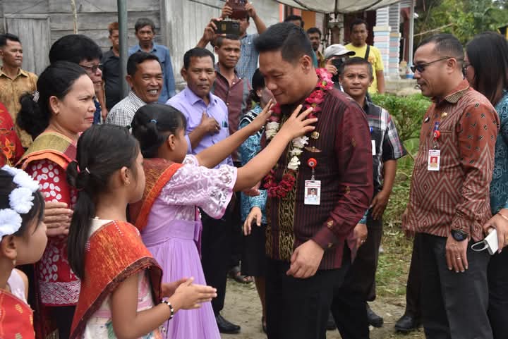 Bupati Humbahas Oloan Paniaran Nababan disambut oleh masyarakat saat melakukan kunjungan di Desa Aek Godang Arbaan.