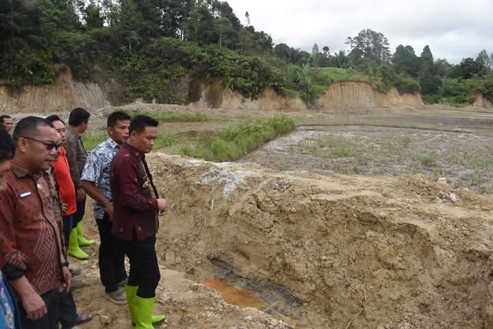 Bupati Humbahas Oloan Paniaran Nababan didampingi Sekda Chiristison Rudianto Marbun saat meninjau pelaksanaan normalisasi irigasi persawahan di Desa Baringin.