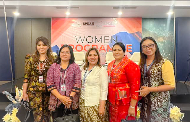 Ketua TP PKK Humbahas, Ny Erma Oloan P. Nababan bersama Ketua DWP Humbahas, Ny Dewi Chiristison R. Marbun, menghadiri kegiatan Women Programme di Minahasa Utara, Sulawesi Utara.