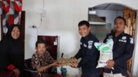 Gambar WhatsApp 2025-06-13 pukul 12.30_edited Kasi Humas Polres Dairi Ipda Ringkom Manik bersama personil Bripka Junaidi dan Briptu Oktavianus Panjaitan, menyerahkan bantuan sosial sembako kepada Amsar Marbun.