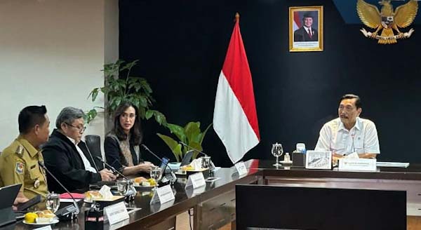 Bupati Humbahas Oloan Paniaran Nababan saat mengikuti rapat koordinasi pembahasan percepatan pertumbuhan ekonomi Indonesia dipimpin oleh Ketua Dewan Ekonomi Nasional (DEN) Luhut Binsar Pandjaitan.