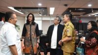Bupati Humbahas Oloan Paniaran Nababan tampak sedang berbincang dengan Menteri Pariwisata Widiyanti Putri Wardhana dan pejabat Kementerian Pariwisata usai rapat koordinasi pembahasan percepatan pertumbuhan ekonomi Indonesia.