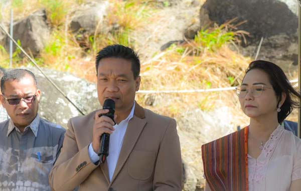 Bupati Humbahas Oloan Paniaran Nababan didampingi Wakil Bupati Junita Rebeka Marbun dan Sekdakab Chiristison Rudianto Marbun saat menyampaikan kata sambutan pada peresmian prasasti dan pemugaran “Parhutaan Raja Lumban Batu”.