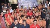 Bupati Humbang Hasundutan, Oloan Paniaran Nababan bersama Ketua TP PKK Ny Erma Oloan P Nababan, tampak berbaur dan bercengkrama dengan warga dan anak-anak Dusun Bungus Desa Sion VII, Parlilitan.