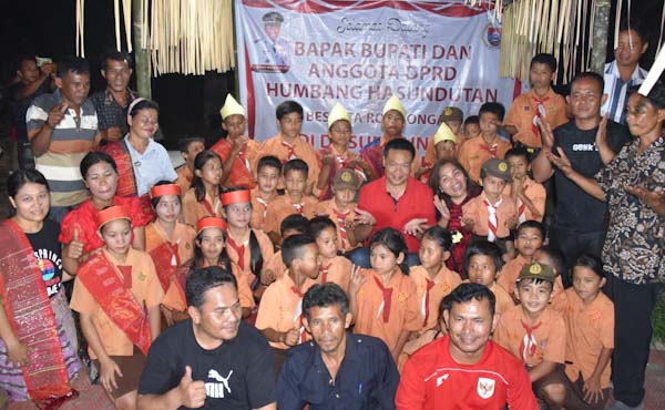 Bupati Humbang Hasundutan, Oloan Paniaran Nababan bersama Ketua TP PKK Ny Erma Oloan P Nababan, tampak berbaur dan bercengkrama dengan warga dan anak-anak Dusun Bungus Desa Sion VII, Parlilitan.