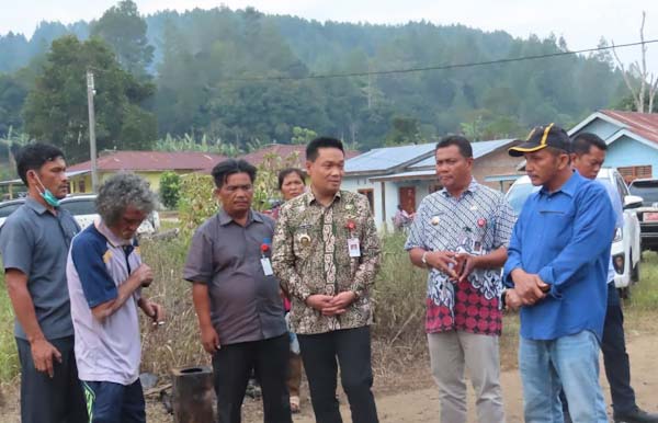 Bupati Humbahas Oloan Paniaran Nababan meninjau lokasi bencana kebakaran, di Siponjot Lintongnihuta.