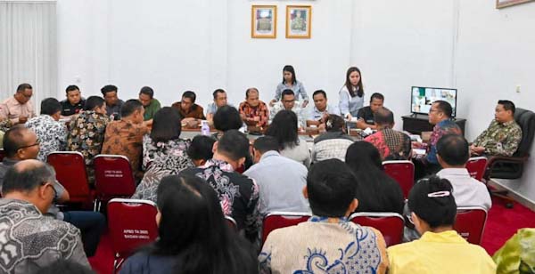 Bupati Humbahas Oloan Paniaran Nababan memimpin rapat eveluasi program dan peningkatan kinerja bersama Kepala OPD.