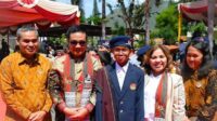 Bupati Humbahas Oloan Paniaran Nababan diabadikan bersama salah seorang siswa asal Humbahas didampingi kedua orang tuanya, usai acara pengukuhan di Museum Batak TB Silalahi Center, Sabtu (5/7/2025).