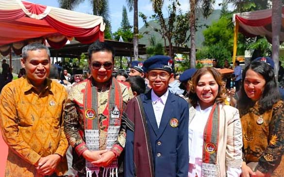 Bupati Humbahas Oloan Paniaran Nababan diabadikan bersama salah seorang siswa asal Humbahas didampingi kedua orang tuanya, usai acara pengukuhan di Museum Batak TB Silalahi Center, Sabtu (5/7/2025).