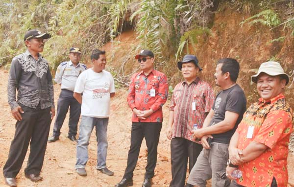 Bupati Humbang Hasundutan, Oloan Paniaran Nababan, meninjau rehabilitasi jalan menghubungkan Desa Bonan Dolok II dan Desa Batu Najagar.