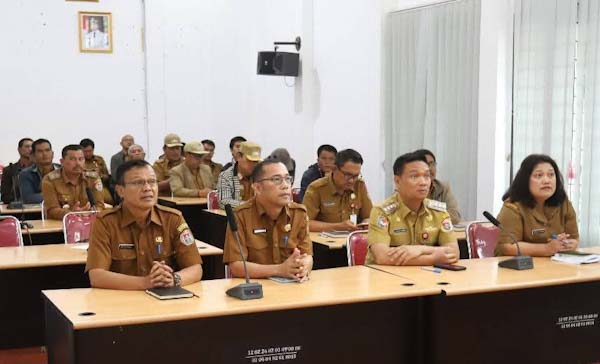 Bupati Humbang Hasundutan, Oloan Paniaran Nababan mengikuti peresmian 80.000 Koperasi Desa Merah Putih secara serentak melalui zoom (daring).