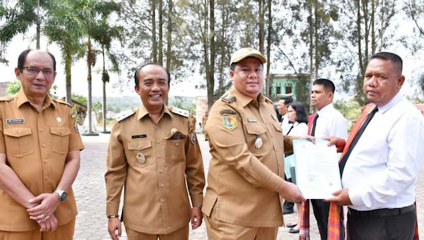 Bupati Samosir Vandiko Timotius Gultom menyerahkan SK PPPK formasi tahun 2024.