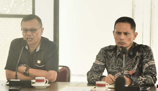 Asisten Ekbang Setdakab Humbahas, Martogi Purba didampingi kadis Perkim Anggiat Simanullang, memimpin rapat koordinasi penertiban Persetujuan Bangunan Gedung (PBG).