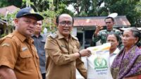 Gambar WhatsApp 2025-08-12 pukul 18.29_edited Wakil Bupati Samosir, Ariston Tua Sidauruk saat menyerahkan bantuan Cadangan Pangan Pemerintah (CPP)