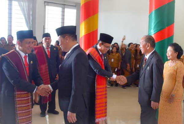Bupati Humbang Hasundutan, Oloan Paniaran Nababan menyalami pejabat yang dilantik.