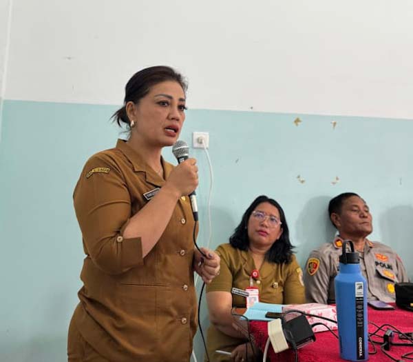 Direktur RSUD Doloksanggul, dr Tiar Lusiana Sihombing saat memberikan pemaparan dalam kegiatan forum konsultasi publik.