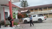 Mantan Wakil Walikota Sibolga, Marudut Situmorang saat berjalan menuju kantor BKPSDM Humbahas, Kamis (25/9/2025). Foto ASPIRASI.news: Saut Sihombing