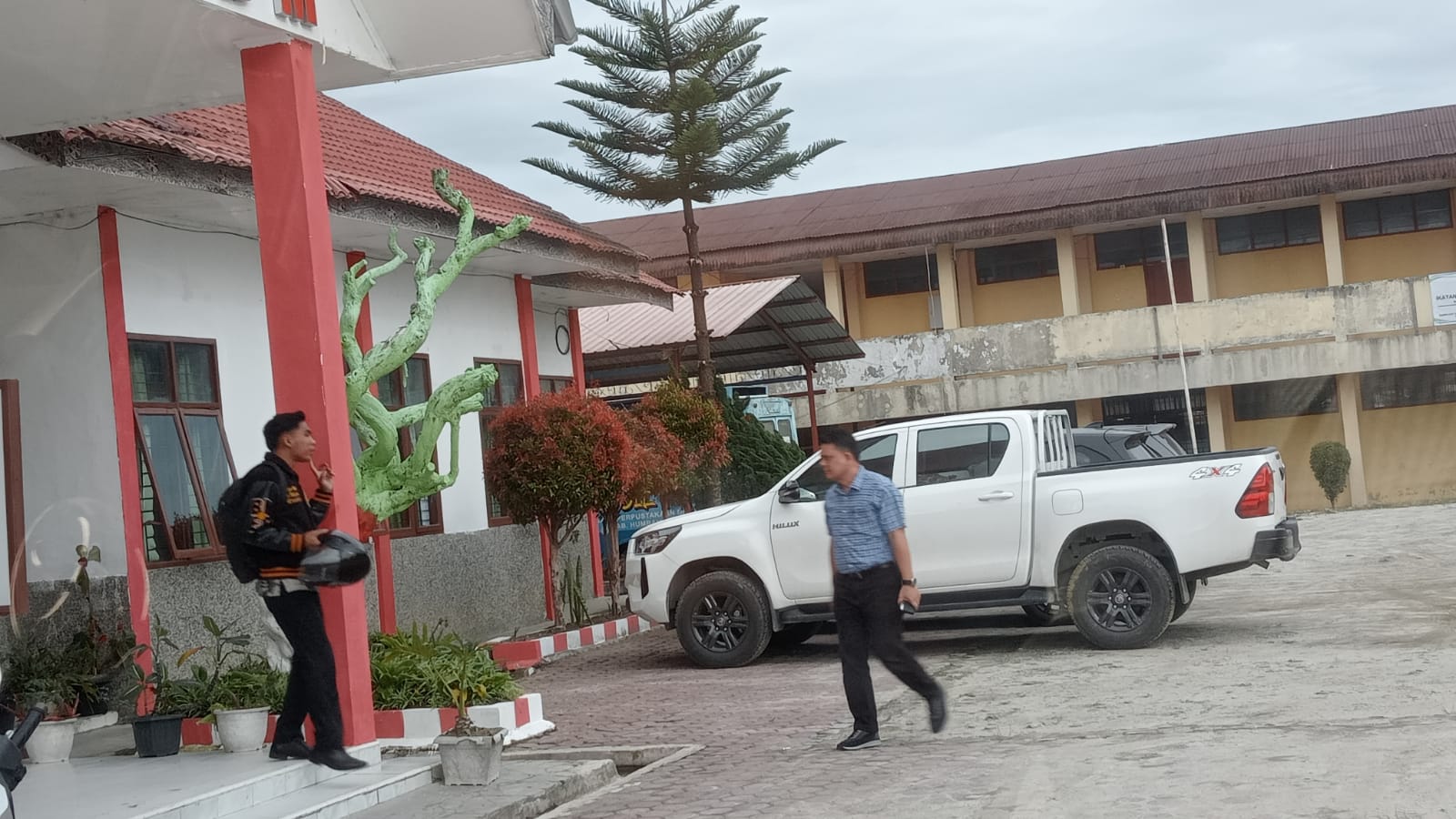 Mantan Wakil Walikota Sibolga, Marudut Situmorang saat berjalan menuju kantor BKPSDM Humbahas, Kamis (25/9/2025). Foto ASPIRASI.news: Saut Sihombing