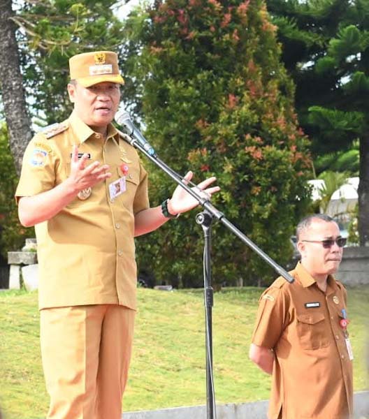 Bupati Humbang Hasundutan, Oloan Paniaran Nababan didampingi Sekdakab Chiristison Rudianto Marbun, saat memimpin apel di lapangan upacara kantor Bupati Humbahas.