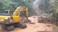 Gambar WhatsApp 2025-11-26 pukul 21.22.37_7009292a Alat berat milik Pemkab Humbahas saat melakukan pembersihan material tanah longsor di Desa Panggugunan, Pakkat.