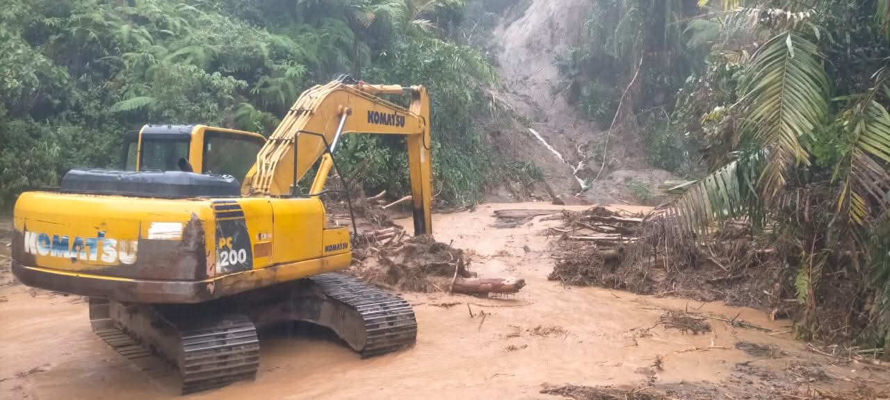 Alat berat milik Pemkab Humbahas saat melakukan pembersihan material tanah longsor di Desa Panggugunan, Pakkat.
