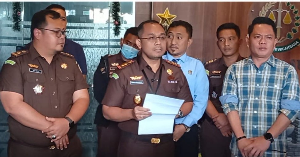 Kajari Humbahas, Donald TJ Situmorang saat memberikan keterangan pada konferensi pers, di kantor Kejari Humbahas.