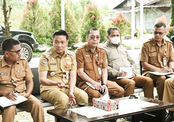 Bupati Humbahas Oloan Paniaran Nababan memimpin rapat terbatas dengan Sekda Humbahas Chiristison R Marbun dan pimpinan OPD pasca bencana alam yang melanda sejumlah wilayah Humbahas.