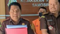 Kepala Kejaksaan Negeri Samosir, Satria Irawan saat memberikan keterangan kepada wartawan, Senin (22/12/2025).