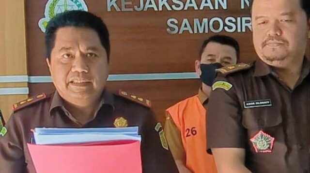 Kepala Kejaksaan Negeri Samosir, Satria Irawan saat memberikan keterangan kepada wartawan, Senin (22/12/2025).
