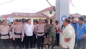 Elemen masyarakat tergabung dalam Forum Peduli Penegakan Keadilan dan Hukum (FPPKH) saat menyampaikan orasi di hadapan Kapolres Dairi AKBP Otniel Siahaan.