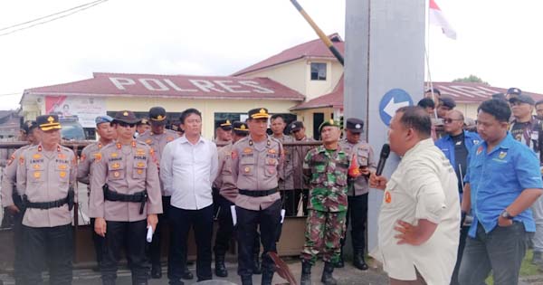 Elemen masyarakat tergabung dalam Forum Peduli Penegakan Keadilan dan Hukum (FPPKH) saat menyampaikan orasi di hadapan Kapolres Dairi AKBP Otniel Siahaan.