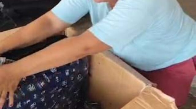 Tetty Herawati Napitupulu orang tua korban Pekerja Migran Indonesia (PMI), alm Reza Valentino Simamora, saat memeriksa barang-barang milik anaknya.