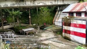 Lokasi objek wisata Aek Sipangolu tampak tidak terawat dengan baik. (Foto: Mangapul Sihombing)