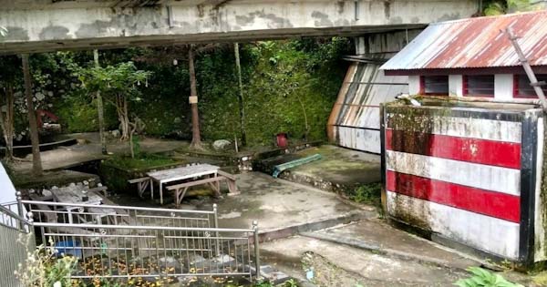 Lokasi objek wisata Aek Sipangolu tampak tidak terawat dengan baik. (Foto: Mangapul Sihombing)