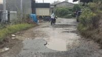 Kondisi jalan di Desa Nagasaribu IV, Lintongnihuta bagaikan kolam kubangan kerbau. (Foto: Mangapul Sihombing)