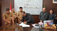 Penandatanganan perjanjian bantuan hibah dari Pemkab Humbahas untuk pembangunan kantor permanen Bawaslu Humbahas.