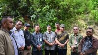 Bupati Humbahas Oloan Paniaran Nababan bersama Kabid Infrastruktur Bapperida Sumut Habibi Lubis saat meninjau lokasi sumber air minum di Desa Paranginan Selatan.